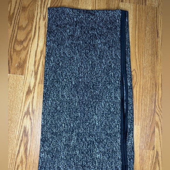 Lululemon Vinyasa scarf- many possible ways to wear it!🖤 - Picture 9 of 11